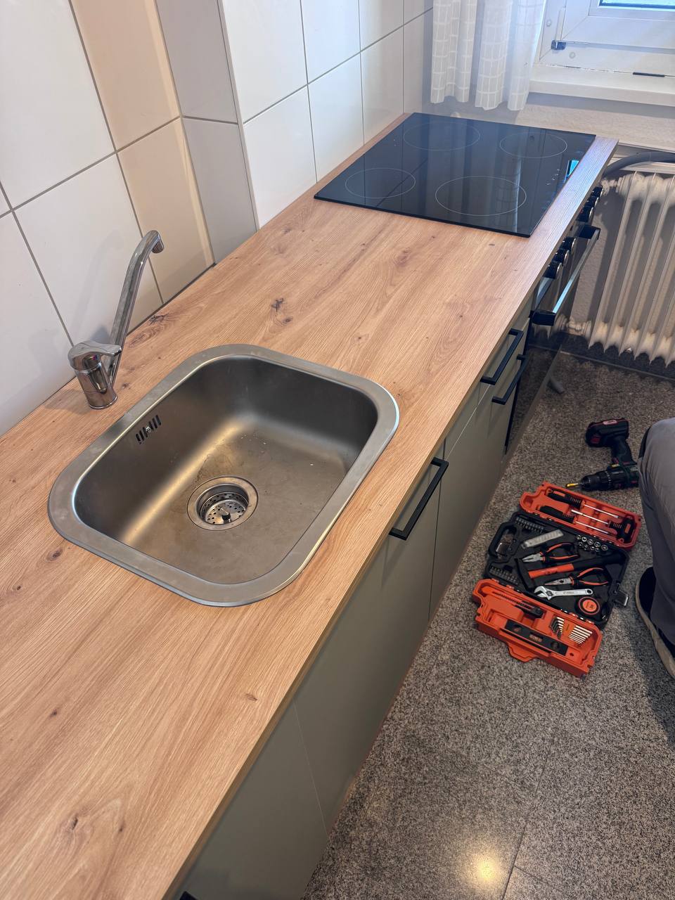 Arbeitsplatten-Ausschnitte. Einbau (Kochfeld & Spüle)