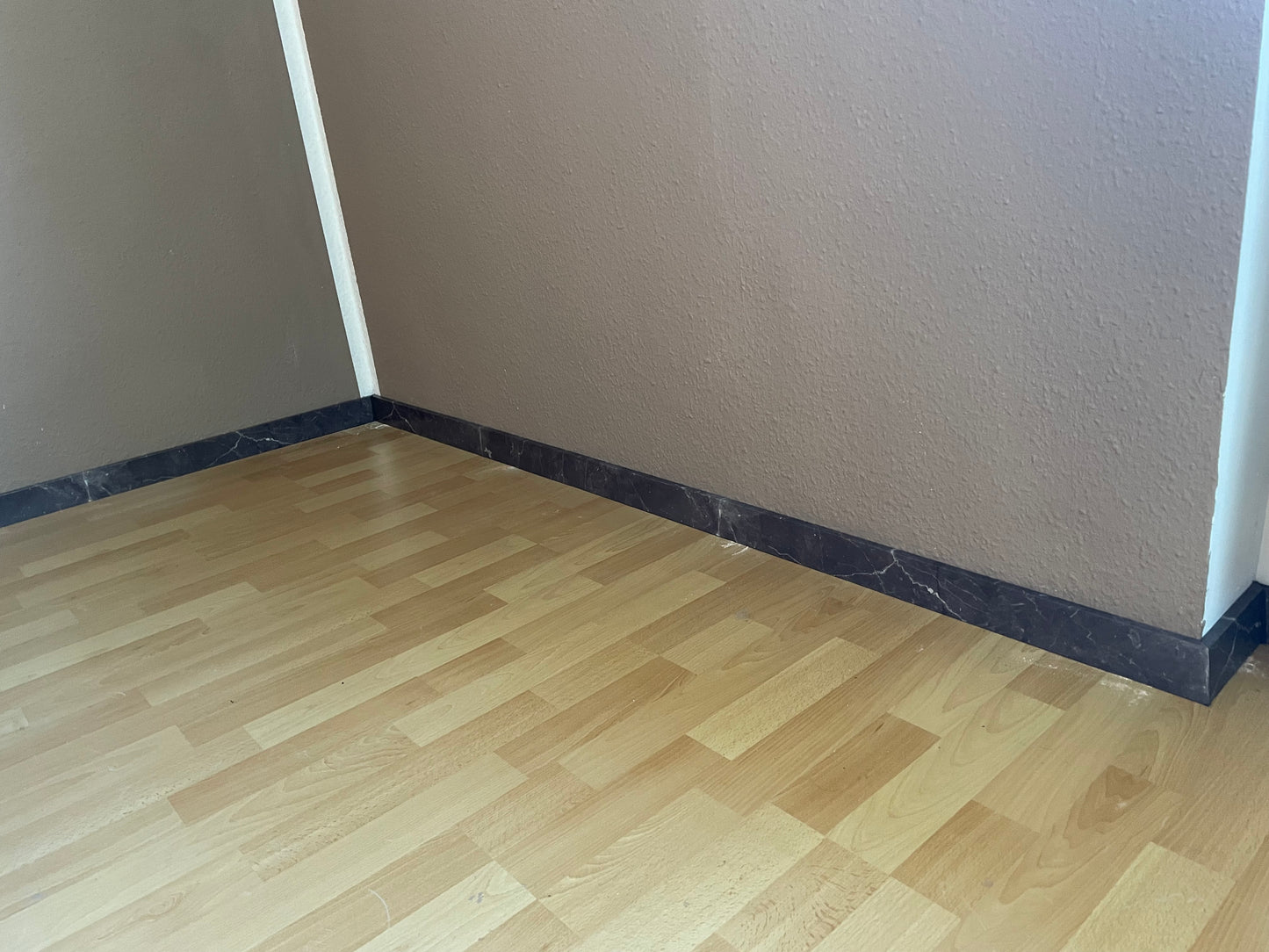 Sockelleistenmontage